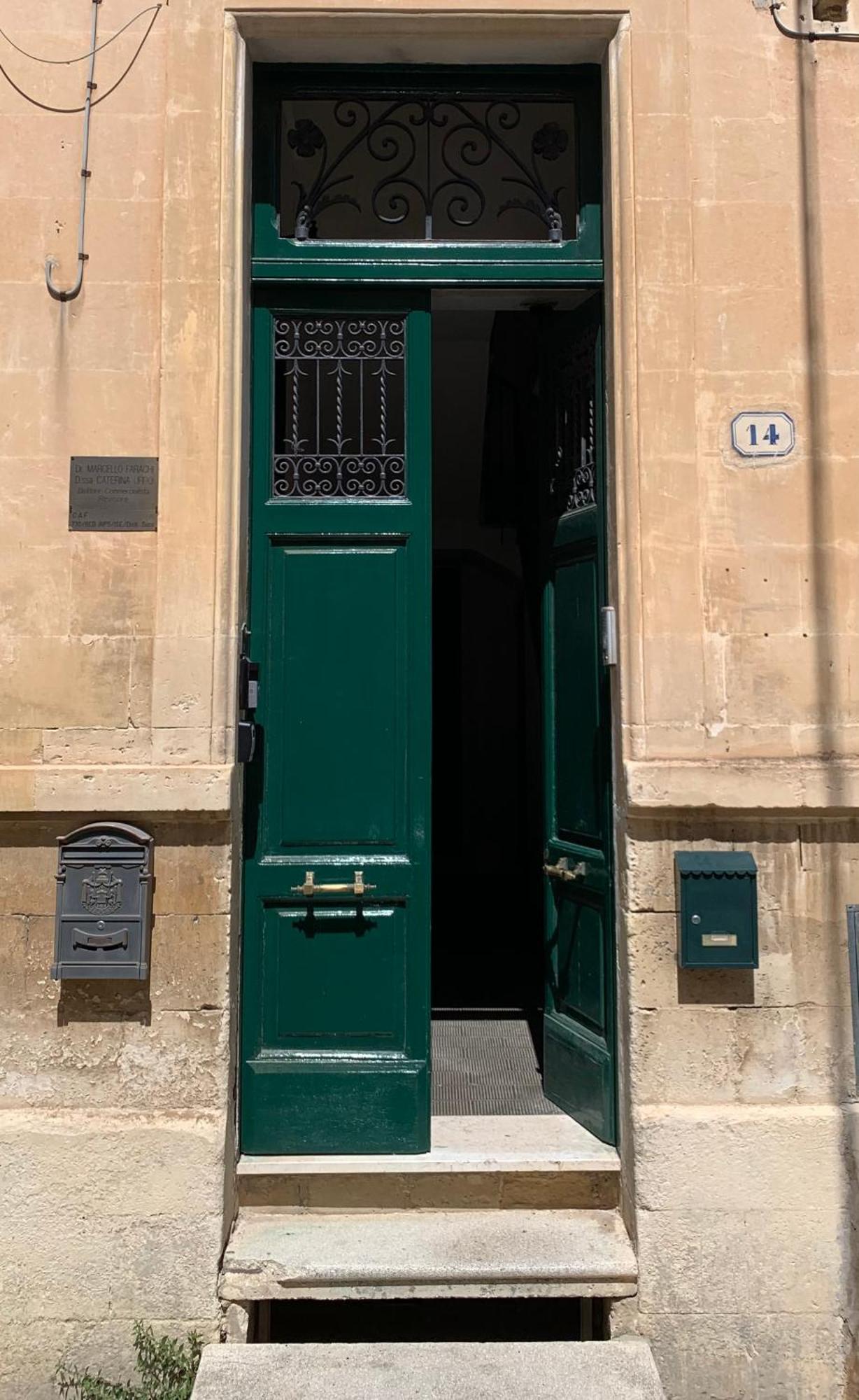 San Lazzaro House A Few Steps From The Center Apartment เลชเช ภายนอก รูปภาพ